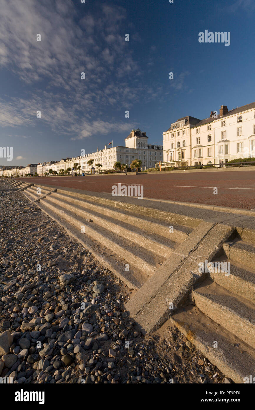 Promenade in Llandudno an der Küste von Nordwales in den frühen Morgenstunden Stockfoto