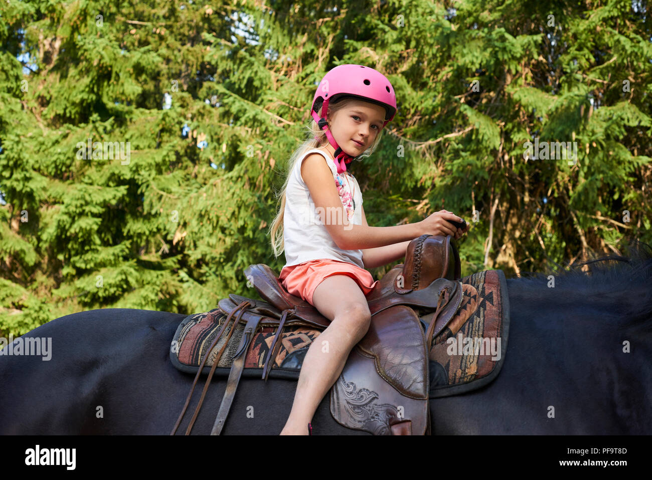 Reiten, schöne Reitsport - kleines Mädchen reitet ein Pferd Stockfoto
