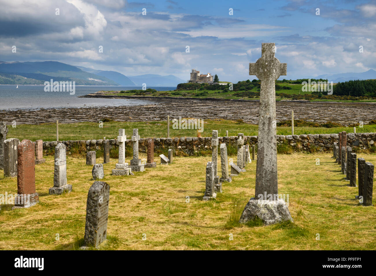 Alte Grabsteine und Keltische Kreuz an Kilpatrick Friedhof neben Duart Castle auf der Isle of Mull auf Klang der Mull Loch Linnhe Schottland Großbritannien Stockfoto