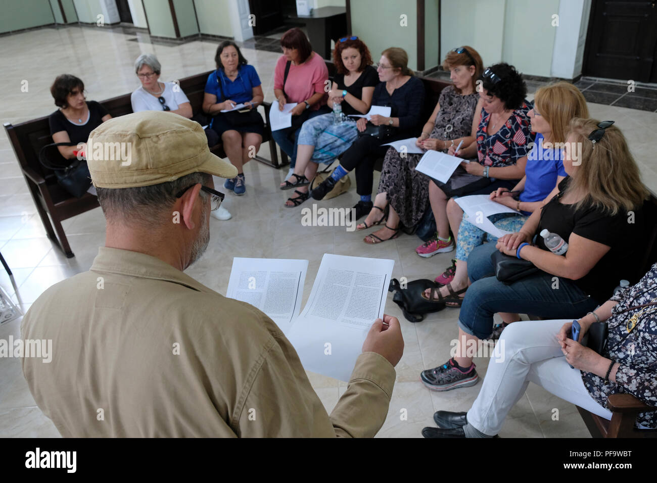 Die Teilnehmer der ROOTKA-Reiseagentur, die sich auf Touren zum jüdischen Erbe in Osteuropa spezialisiert hat, sitzen in der restaurierten Chorsynagoge, die vielleicht die größte Synagoge in Ostgalizien war; sie wurde Mitte des 18.. Jahrhunderts erbaut. Nach dem Zweiten Weltkrieg wurde es als Möbelgeschäft genutzt und stand viele Jahre lang verlassen. Die Stadt Drohobytsch im Gebiet Lwiw, Ukraine. Stockfoto