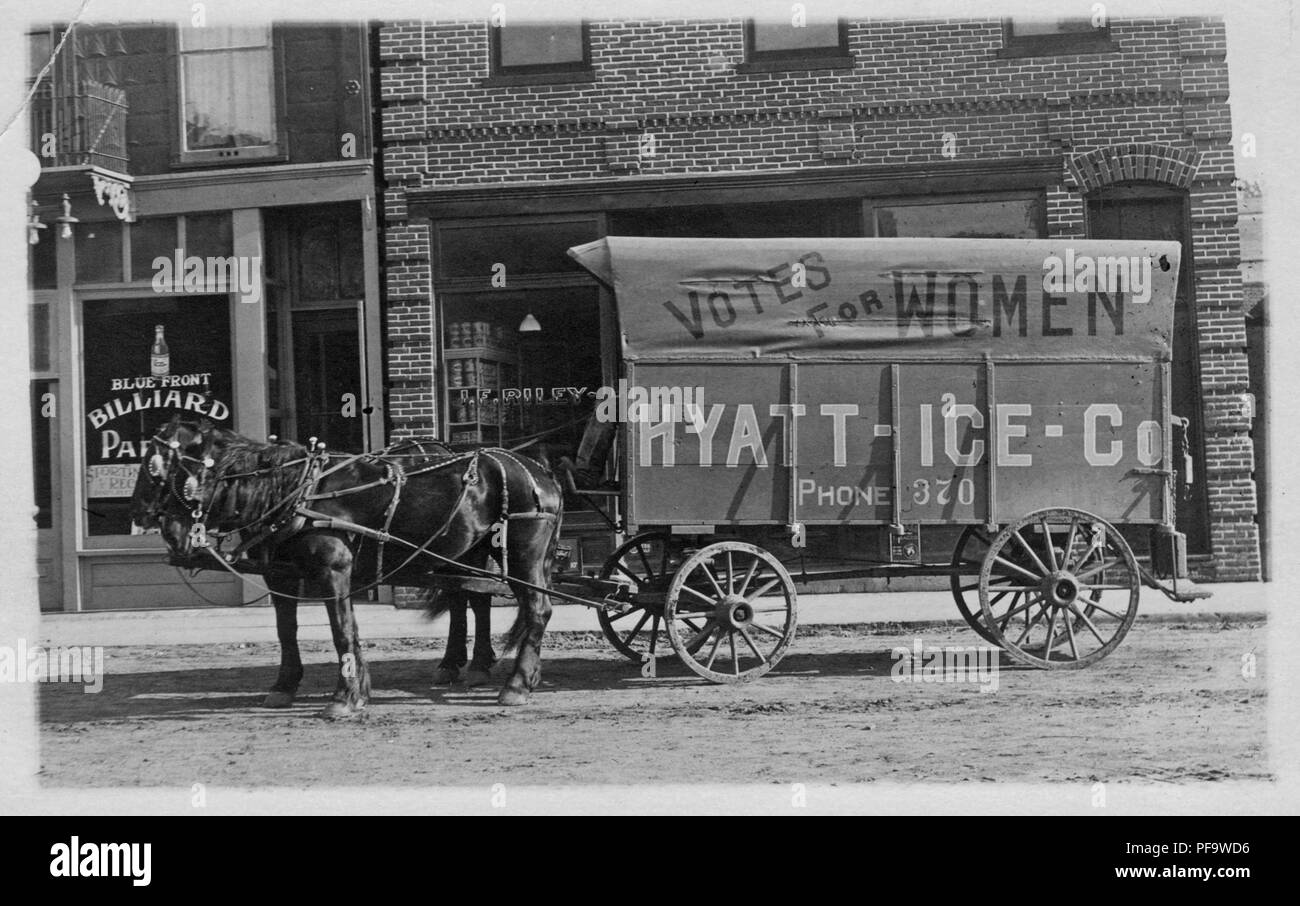 Schwarz-weiß Foto mit einer Pferdekutsche, Hyatt Eis Unternehmen Lieferung wagen, mit Stimmen die Worte "für Frauen" auf der Leinwand, 1900 gemalt. () Stockfoto