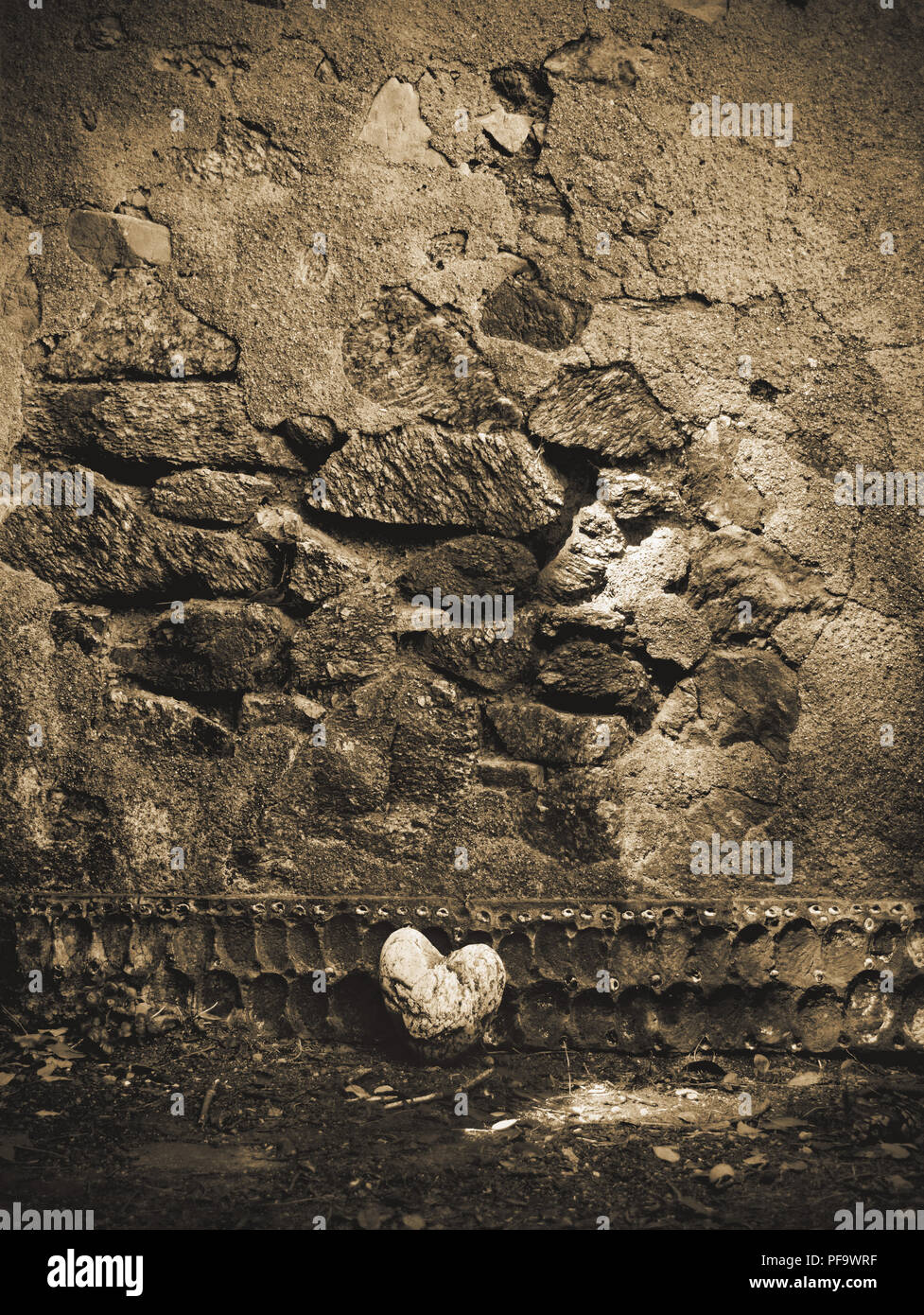 Herz aus Stein und Wand Stockfoto