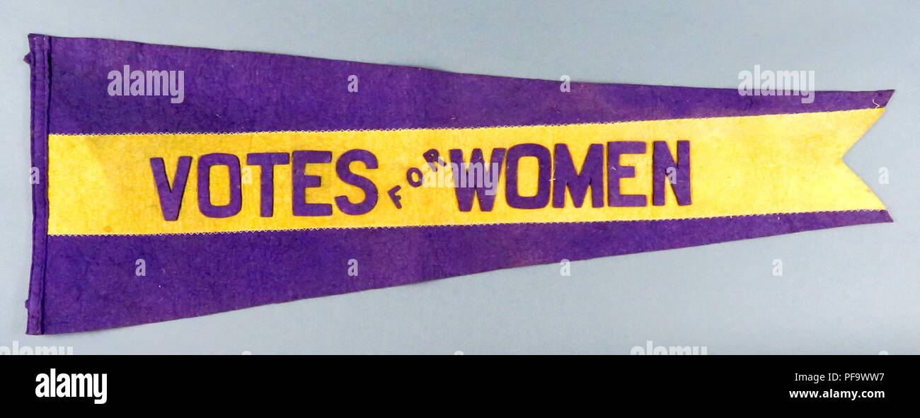 Lila und Gelb Wimpel oder Banner, mit Stimmen die Worte "für Frauen", die wahrscheinlich von Alice Paul der National Woman's Party produziert, für den amerikanischen Markt, 1900. Fotografie von Emilia van Beugen. () Stockfoto