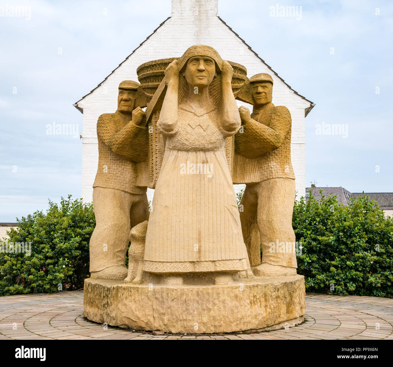 Die Creel-Lader-Skulptur von Gardner Molloy mit Fischerin, die Fischkorb schleppt, Dunbar, East Lothian, Schottland, UK Stockfoto