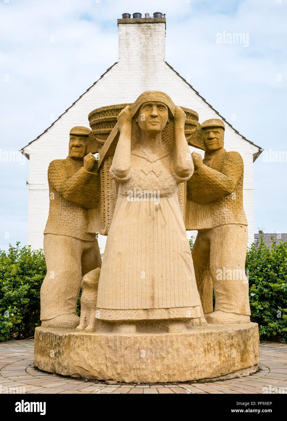 Die Creel-Lader-Skulptur von Gardner Molloy mit Fischerin, die Fischkorb schleppt, Dunbar, East Lothian, Schottland, UK Stockfoto