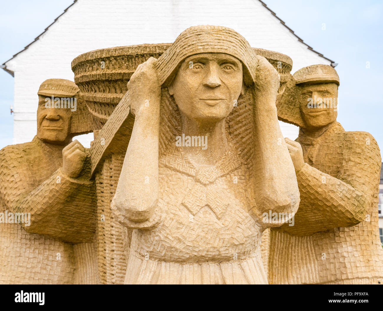 Nahaufnahme der Creel Lader Skulptur von Gardner Molloy mit Fischerin, die Fischkorb schleppt, Dunbar, East Lothian, Schottland, UK Stockfoto