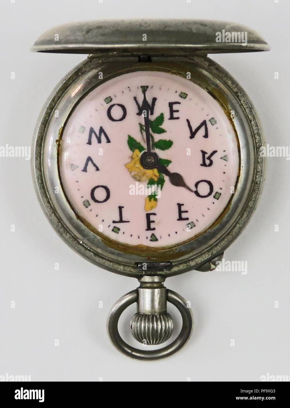 Silberfarbene, pro-Wahlrecht Taschenuhr oder fob Watch, mit der Phrase "Stimmrecht für Frauen, mit jedem Buchstaben eine numerische Position und eine gelbe und grüne Rose auf der Schmelz, 1900. Fotografie von Emilia van Beugen. () Stockfoto