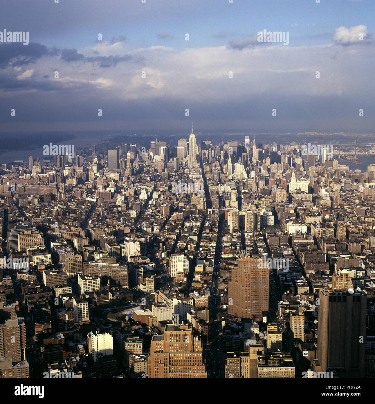 AJAXNETPHOTO. NEW YORK CITY, USA. - Die Insel Manhattan - BLICK NACH NORDEN IN RICHTUNG EMPIRE STATE BUILDING UND DEM CENTRAL PARK VON 40 wert Straße. PAN AM GEBÄUDE SICHTBAR RECHTS VON EMPIRE STATE BUILDING ZU, den Hudson River nach links, den East River nach rechts. Foto: Rick GODLEY/AJAX REF: 010220 5 Stockfoto