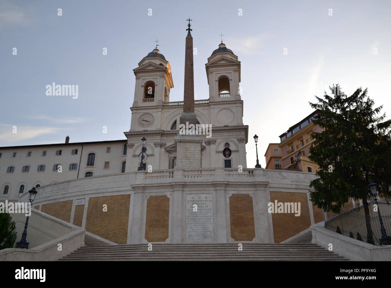 Die historische Spanische Treppe und Trinità dei Monti Kirche in Rom, Italien Stockfoto
