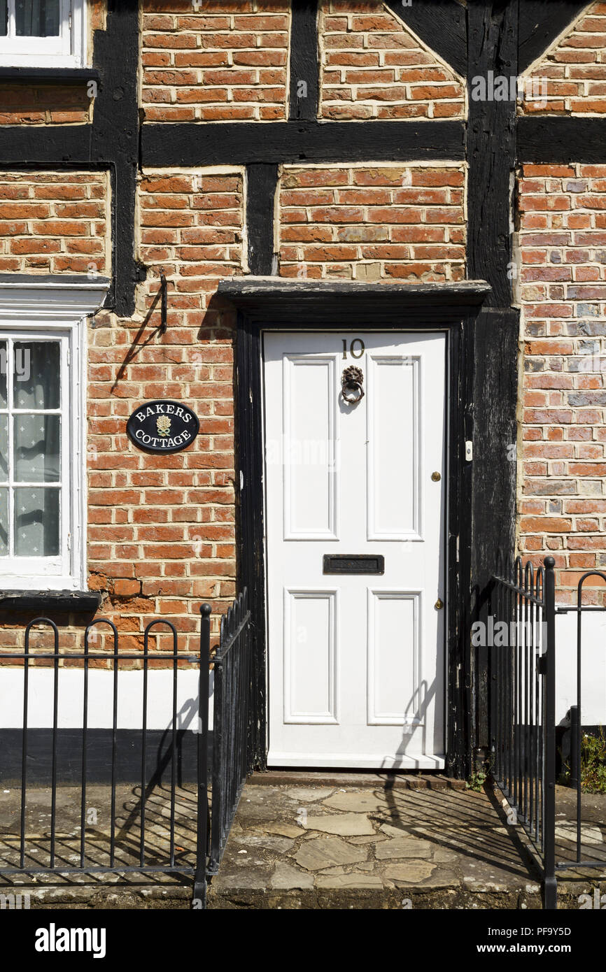 Winslow, Großbritannien - 27 April 2015. Traditionelle georgische vorderen Türen auf eine Tudor Cottage in der historischen Marktstadt von Winslow, Buckinghamshire Stockfoto
