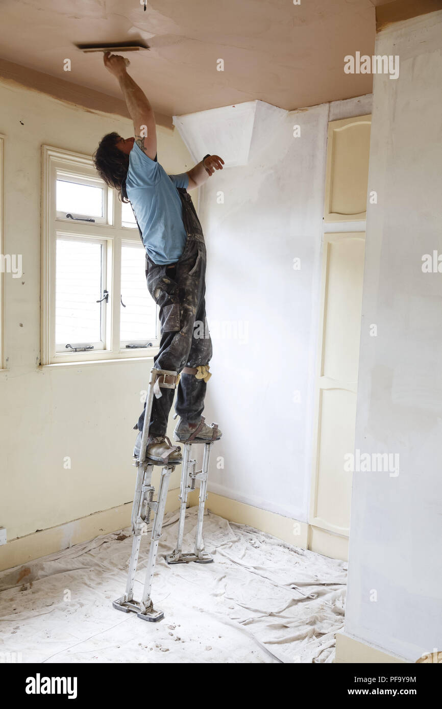 Buckingham, Großbritannien, 07. Mai 2015. Ein gipser gleitet eine hohe Decke, während das stehen auf Stelzen. Stockfoto