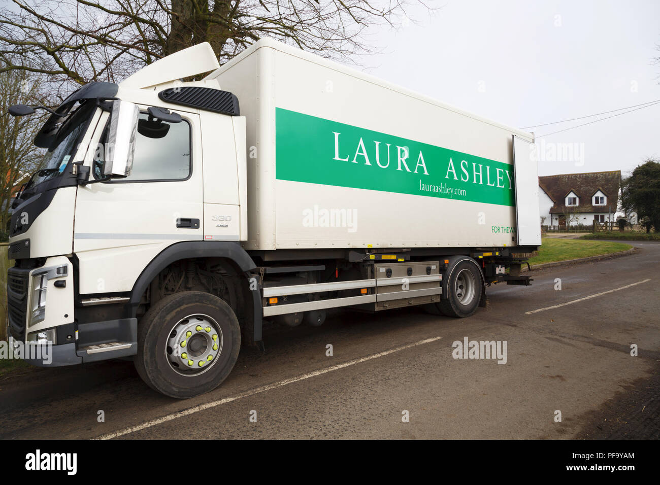 Buckingham, Großbritannien - Februar 06., 2018. Laura Ashley macht eine Lieferung an ein Haus in Buckinghamshire. Anteile an Laura Ashley sind seit 2015 um 90% gesunken. Stockfoto