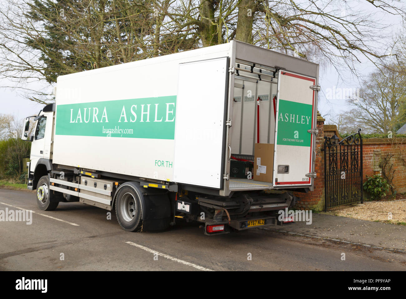 Buckingham, Großbritannien - Februar 06., 2018. Laura Ashley macht eine Lieferung an ein Haus in Buckinghamshire. Anteile an Laura Ashley sind seit 2015 um 90% gesunken. Stockfoto