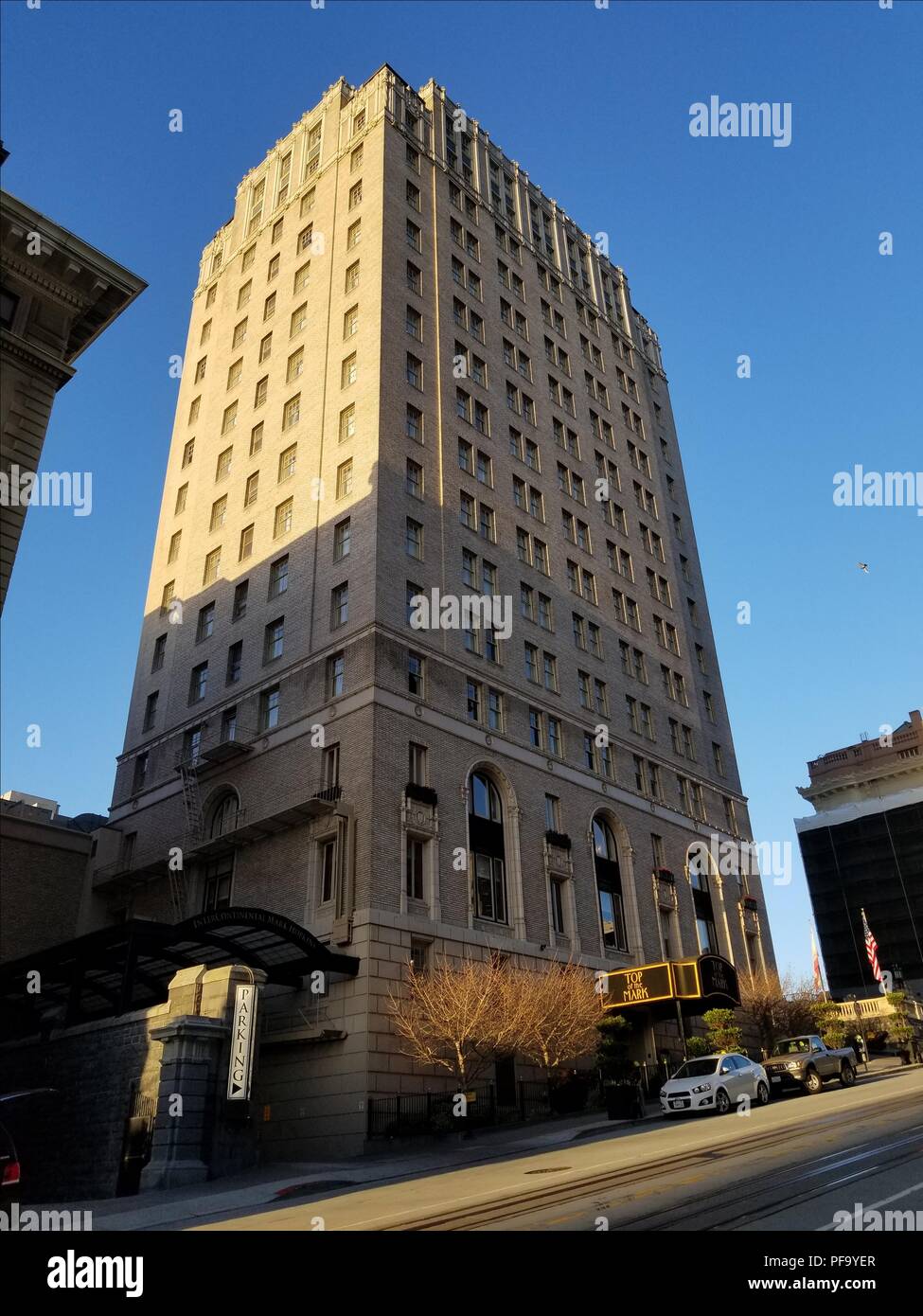 Intercontinental Mark Hopkins Hotel in Nob Hill in San Francisco, Kalifornien, USA, mit Top der Marke restaurant Eingang sichtbar, 21. April 2018. () Stockfoto