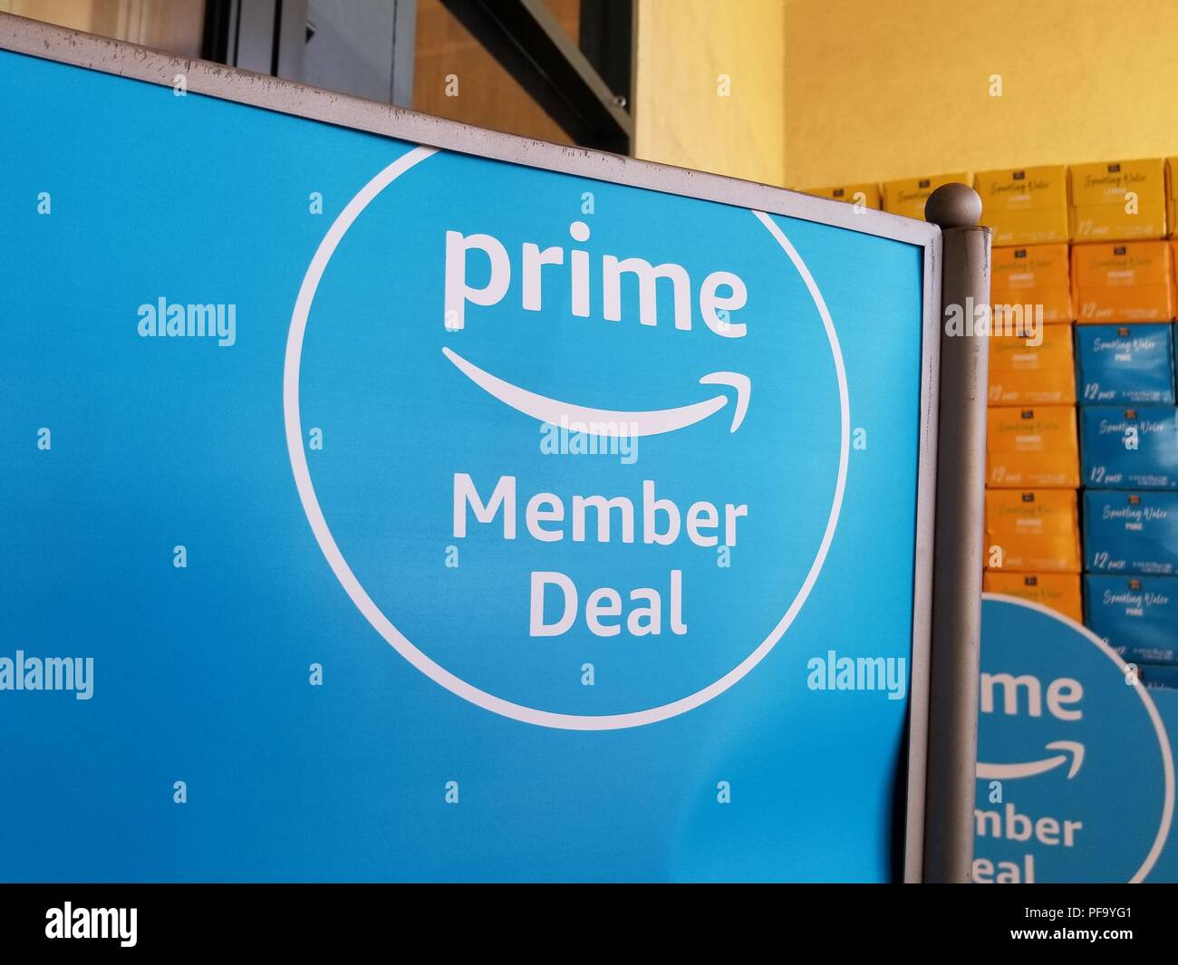Bei Whole Foods Market Lebensmittelgeschäft in San Ramon, Kalifornien, signage wirbt neue Rabatte für Mitglieder der Amazon Prime Service von Amazon, die Whole Foods Market in 2017 erworben, Juni, 2018. () Stockfoto