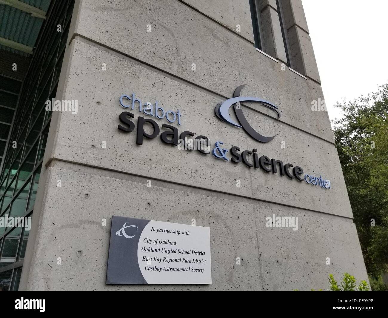 Fassade mit Logo für die chabot Space und Science Center, ein Science Museum in Oakland, Kalifornien, 27. Juni 2018. () Stockfoto
