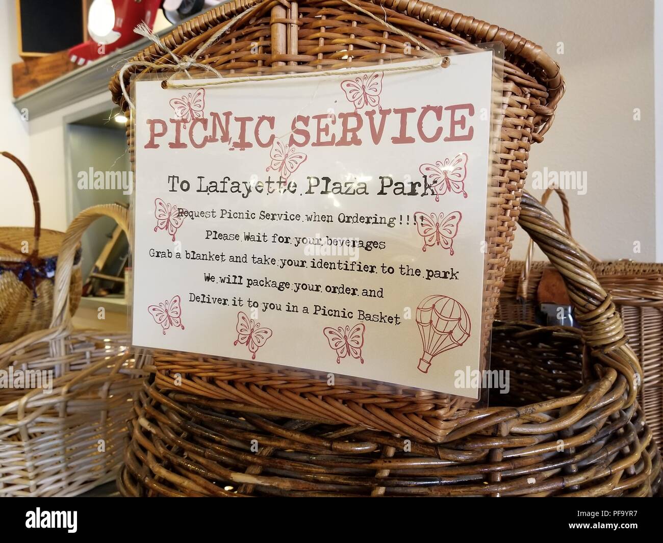 Werbung für Picknick Korb Service zu einem öffentlichen Park an der trendigen Sideboard Restaurant in Lafayette, Kalifornien, 28. Juni 2018. () Stockfoto