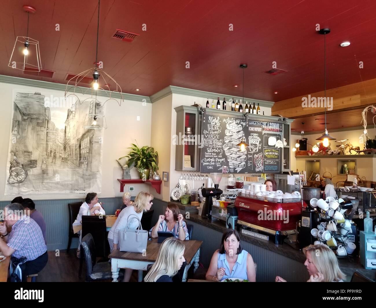 Diners in der trendigen Sideboard Restaurant in Lafayette, Kalifornien, 28. Juni 2018. () Stockfoto