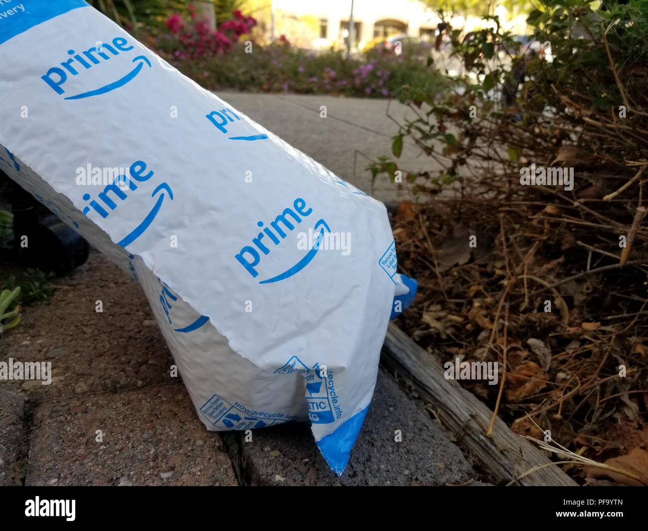 In der Nähe von Amazon Prime Package im Freien in einem Office Park auf Alameda Island, Alameda, Kalifornien, 9. Juli 2018. () Stockfoto