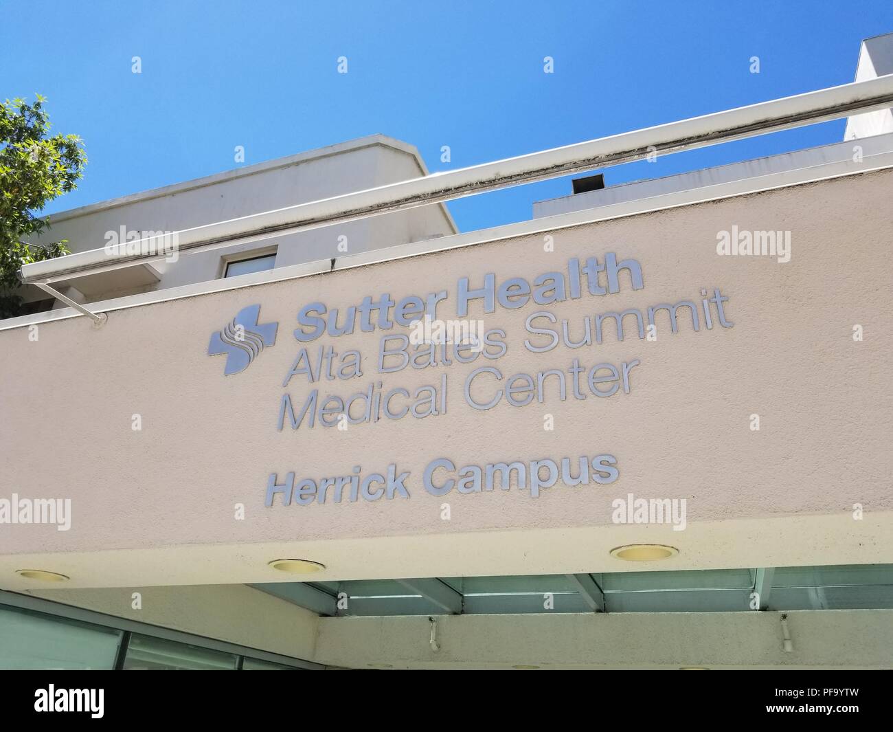 In der Nähe der Zeichen auf der Fassade des Sutter Health Alta Bates Herrick Campus Medical Center, ein großes Krankenhaus in Berkeley, Kalifornien, 10. Juli 2018. () Stockfoto