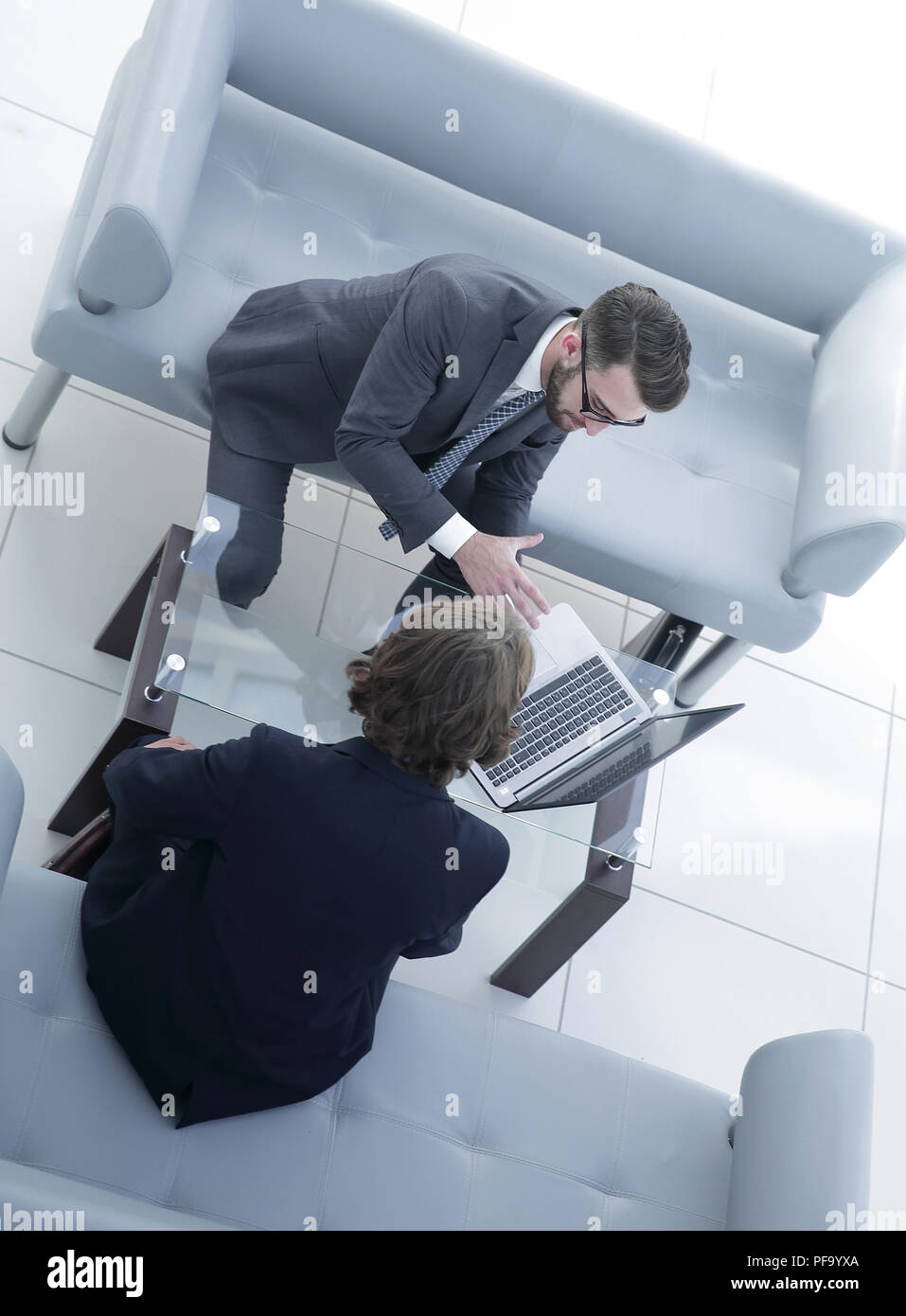 Zwei Geschäftsleute über Aufgaben im Büro sitzen. Stockfoto