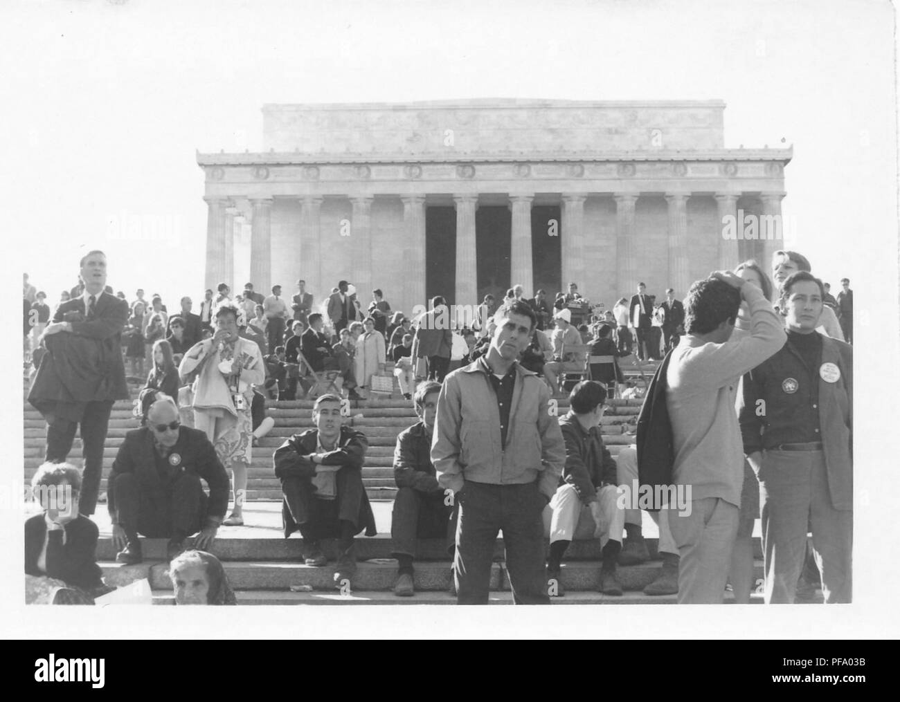 Schwarz-weiß Foto, zeigt eine große Gruppe von Menschen, der Vietnam Krieg zu protestieren, Sitzen und Stehen auf der Treppe vor dem Lincoln Memorial in Washington DC, USA, 1969. () Stockfoto