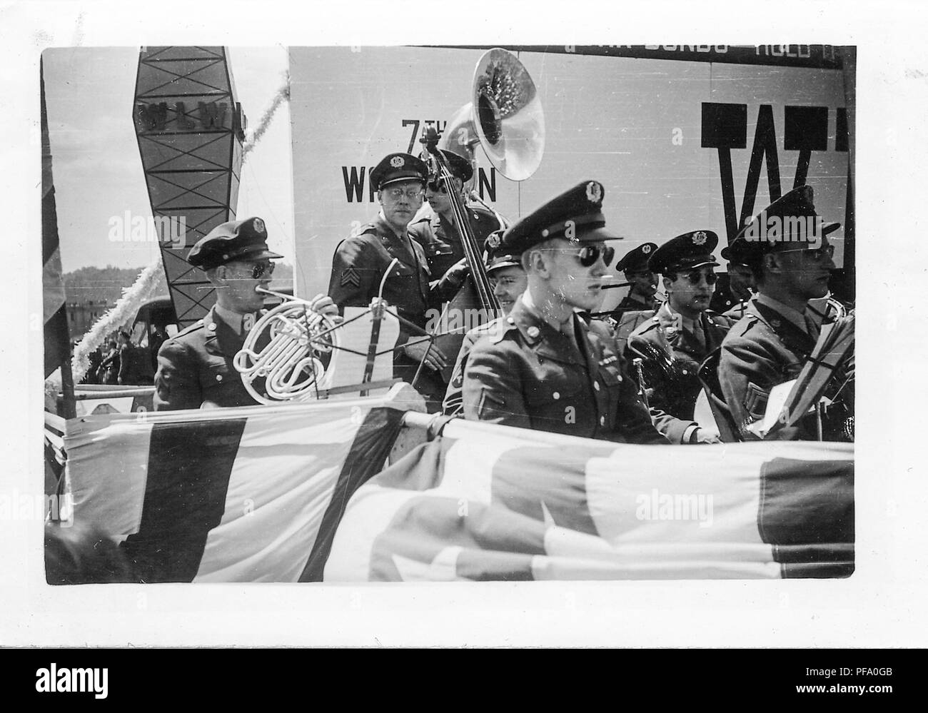 Schwarz-weiß Foto mit einer Brass Band, das Tragen der militärischen Kleidung (mit Flügeln an ihren Kappen vorschlagen Air Force Zugehörigkeit) und spielen Instrumente außerhalb, wahrscheinlich in Ohio fotografiert, als Teil des Siebten Krieg Darlehen, nahe dem Ende des Zweiten Weltkrieges, 1945. () Stockfoto