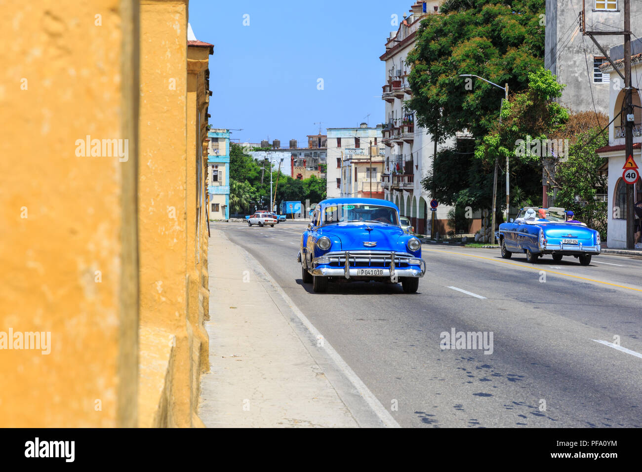 Klassische amerikanische Autos fahren auf der Straße in Vedado, Havanna, Kuba Stockfoto