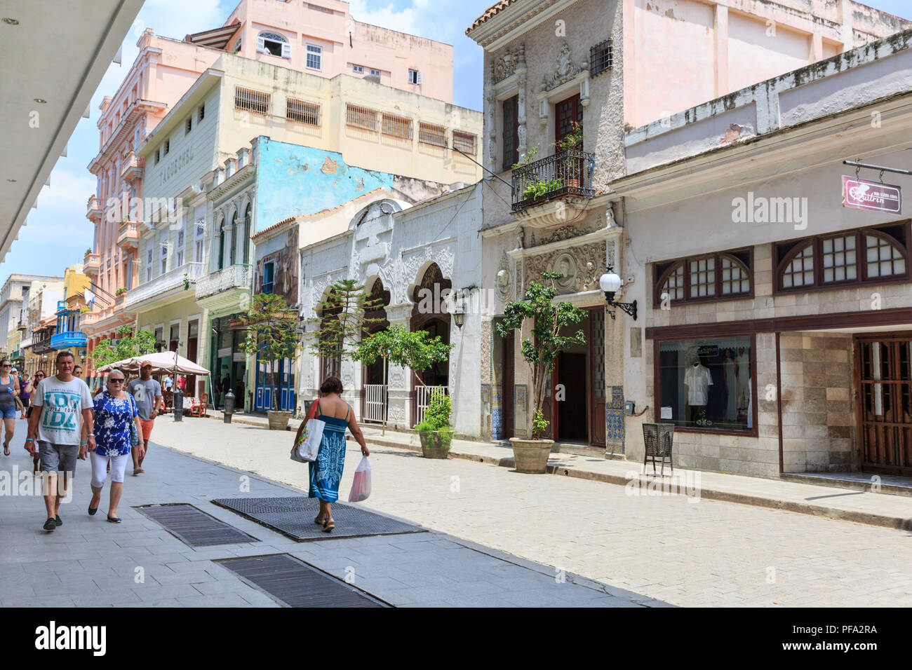 Street Scene mit Menschen, Touristen und Kubaner Bummeln in der beliebten Einkaufsstraße Calle Obispo, Habana Vieja, Kuba Stockfoto