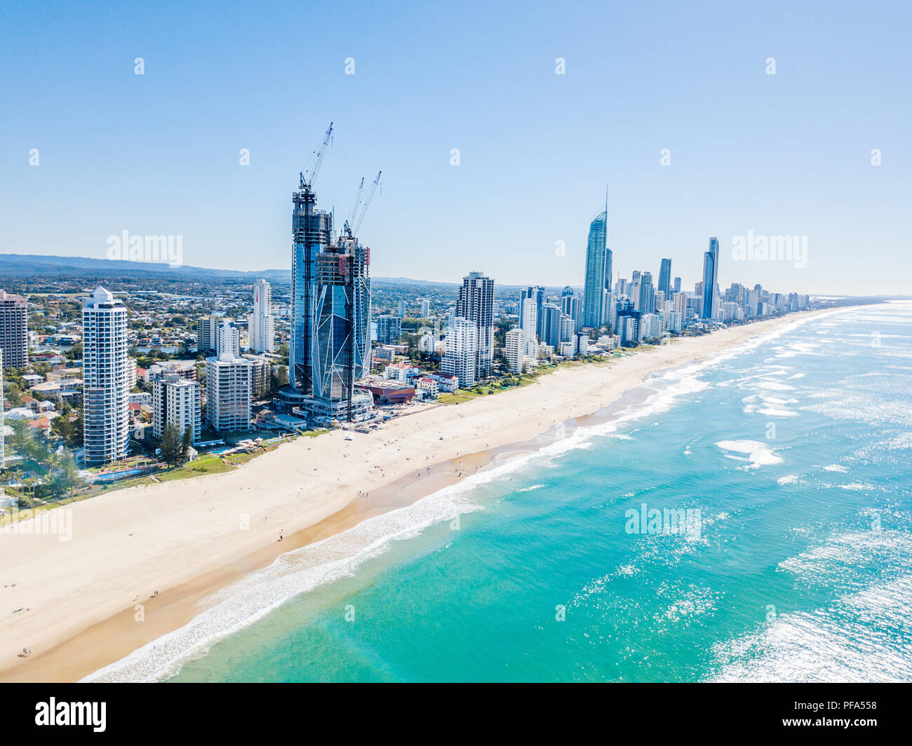 Eine Luftaufnahme des Strandes an einem klaren Tag an der Gold Coast Stockfoto