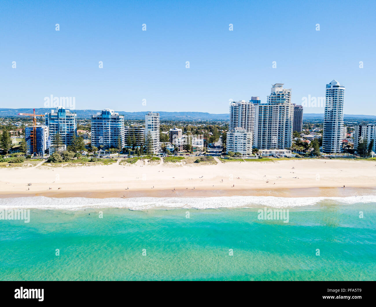 Ein Luftbild von Broadbeach an einem klaren Tag an der Gold Coast Stockfoto