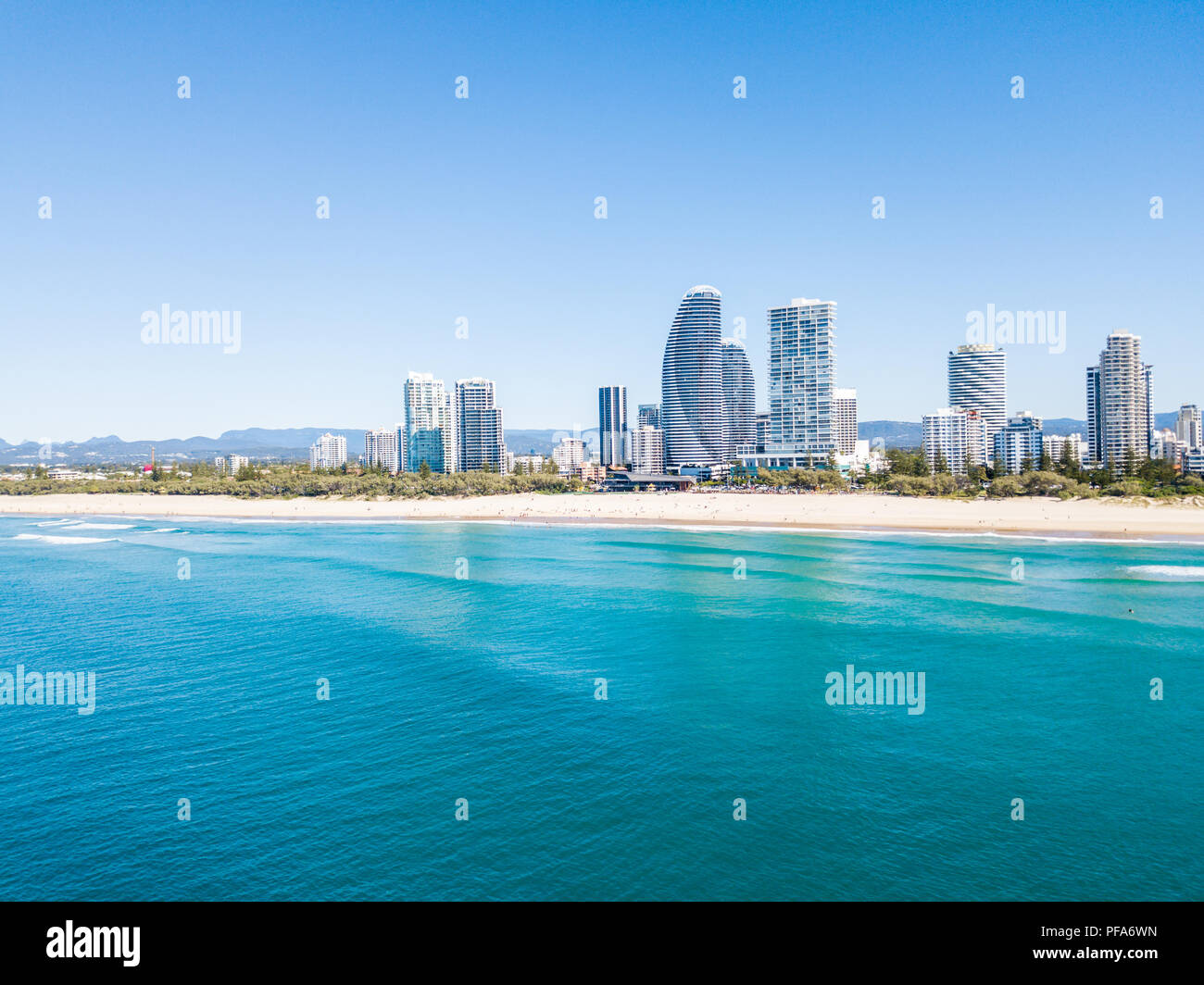 Ein Luftbild von Broadbeach an einem klaren Tag an der Gold Coast Stockfoto