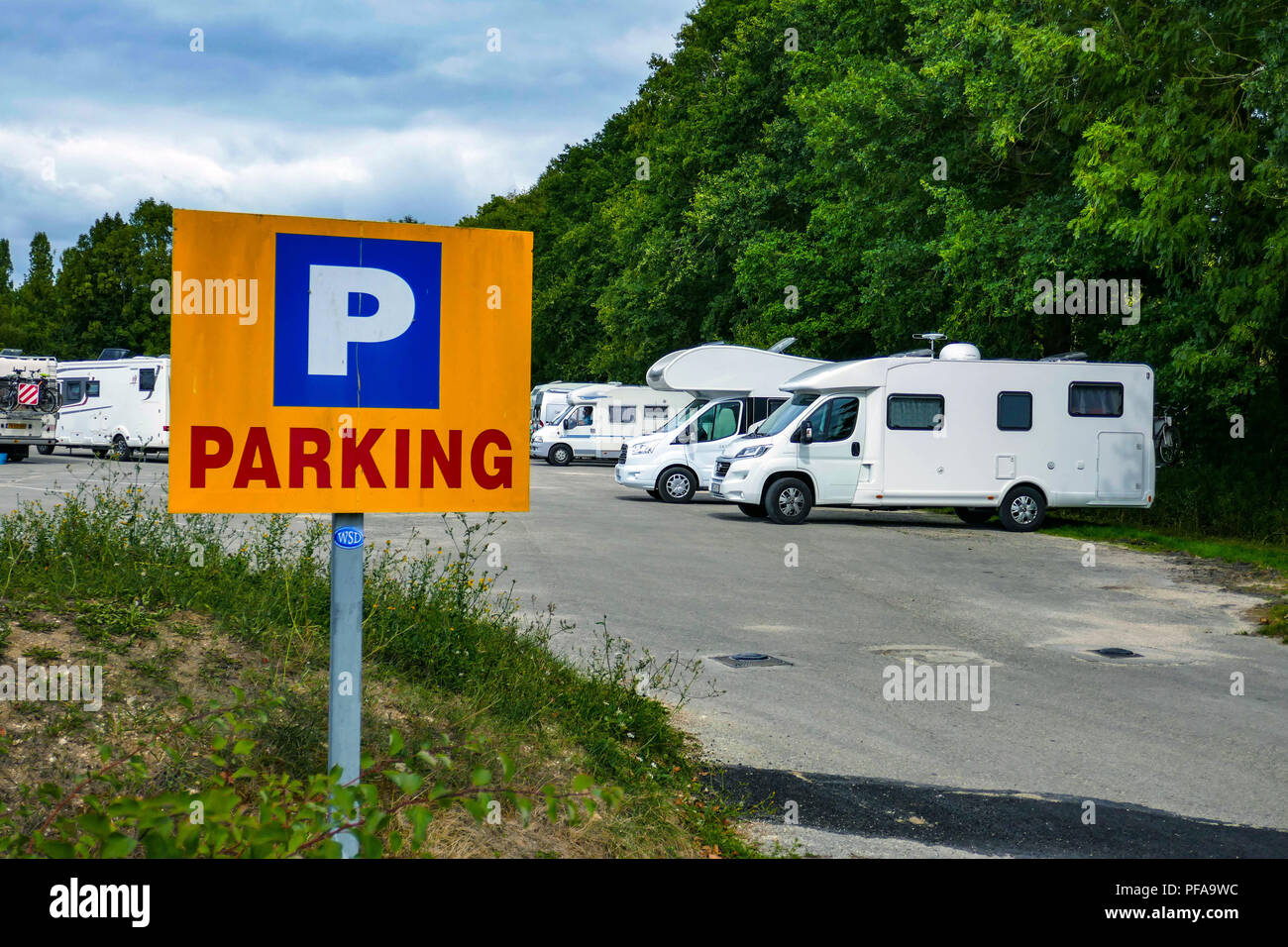 Camper wagen, bis in der Nähe von Lac d'Orient geparkt und Mesnil-St-Pere, Champagne Ardenne Aube Region, Frankreich Stockfoto