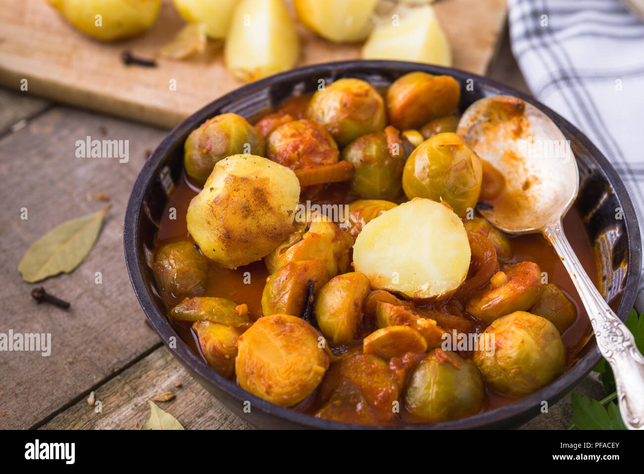 Gerösteter Rosenkohl Suppe in hausgemachten Keramik Schüssel auf natürliche Holz- Hintergrund. Stockfoto