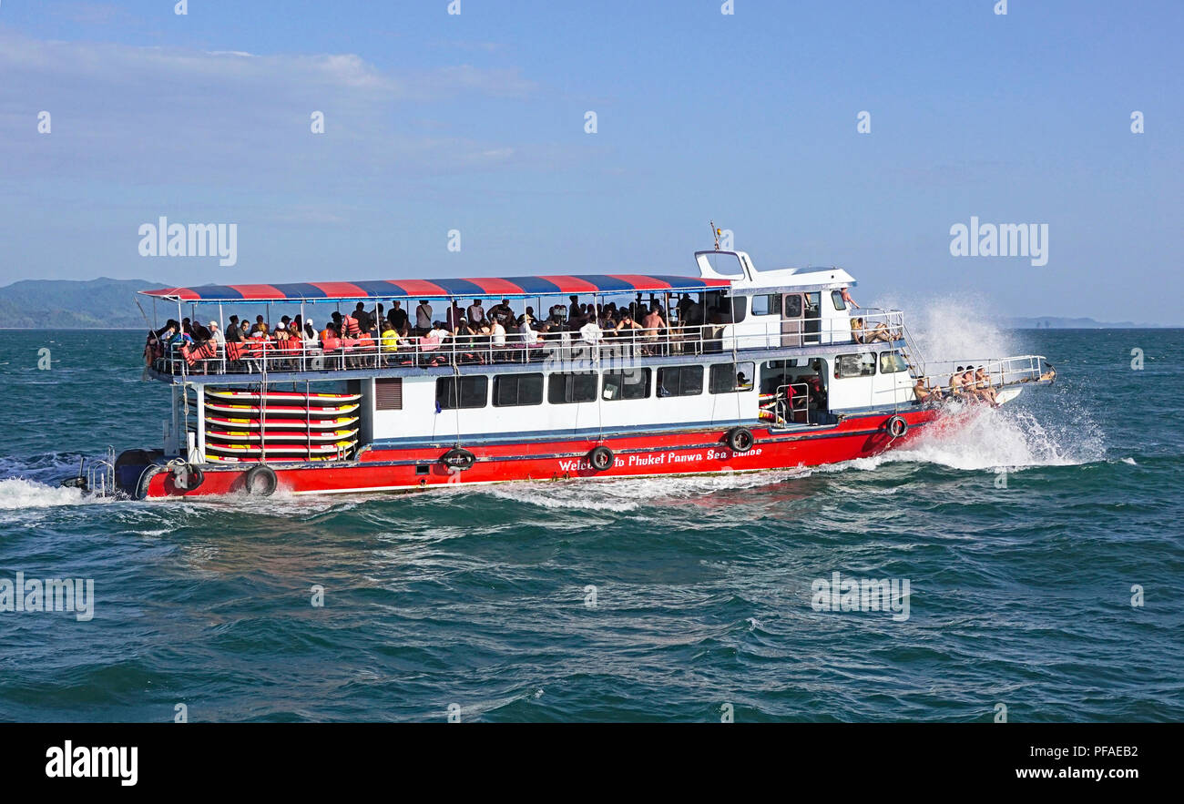 Bootsfahrt auf Tagesausflug von Phuket auf der Thailand Phi Phi Inseln in der Andaman See. Stockfoto