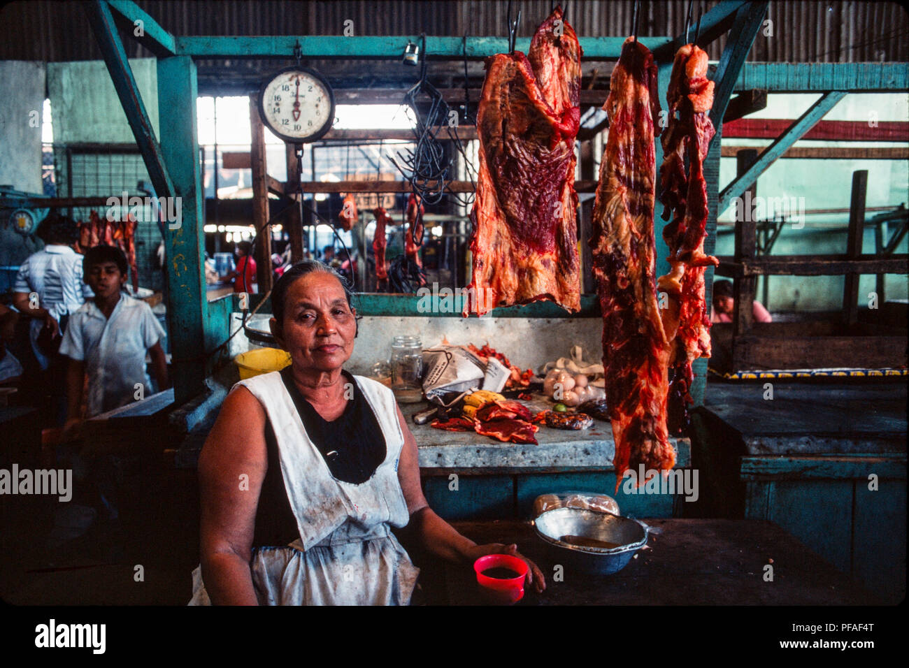 Managua, Nicaragua, Juli 1981. Frisches Fleisch für den Verkauf im Mercado Roberto Huembes Markt. Stockfoto