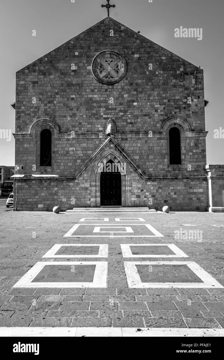 Dies ist ein schwarz-weiß Foto einer Kirche in Straßen. Es war sehr interessant, die Linien der Kirche Stockfoto