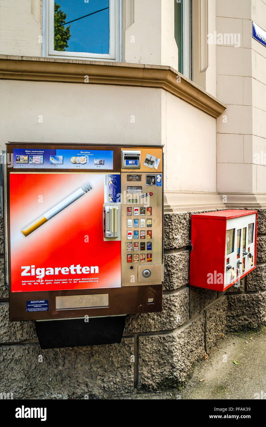 Zigarettenautomat auf einer Straße Ecke in Ulm, Deutschland Stockfotografie 