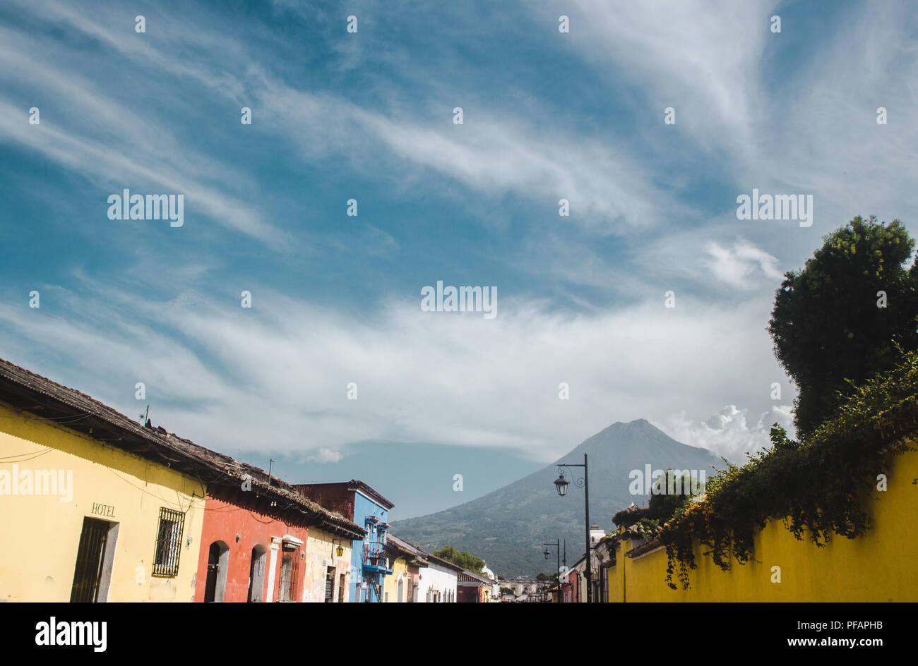 Schön bunten Straßen von Antigua, Guatemala, schaute über die Vulkane Acatenango Stockfoto