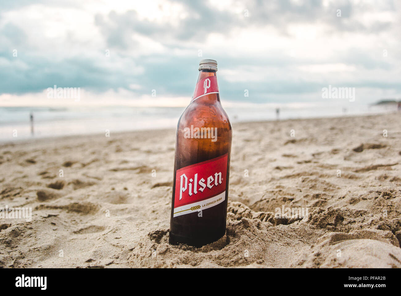 Braune Glasflasche von Pilsen, nationale Bier Costa Rica's Marke, im Sand  von einem Strand auf der Nicoya Halbinsel Stockfotografie - Alamy