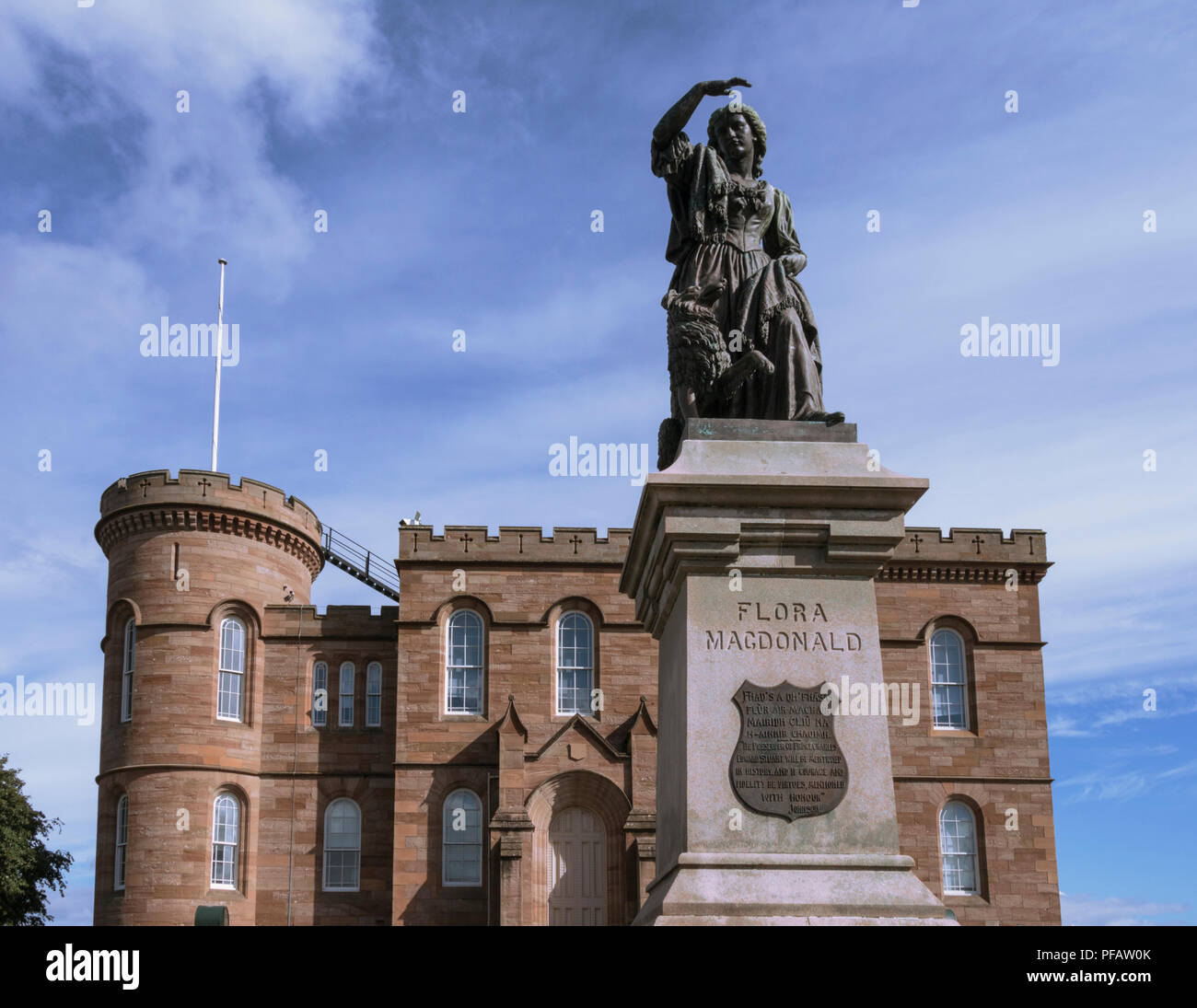 Eine Statue von Flora MacDonald steht außerhalb der Burg von Inverness zum Gedenken an ihren Heroismus, Inverness, Schottland, UK Stockfoto