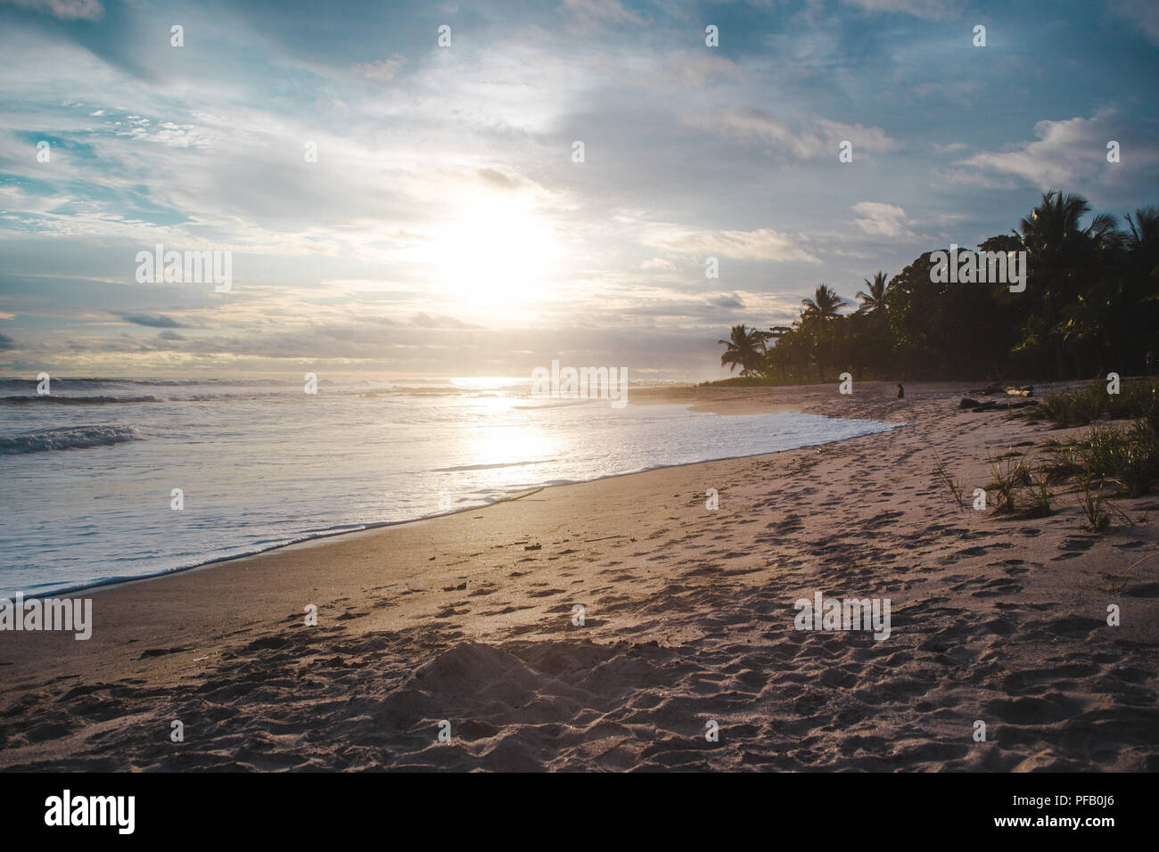 Bewölkt friedlichen Sonnenuntergang am langen Strand von Playa Carmen in Santa Teresa, Costa Rica Stockfoto