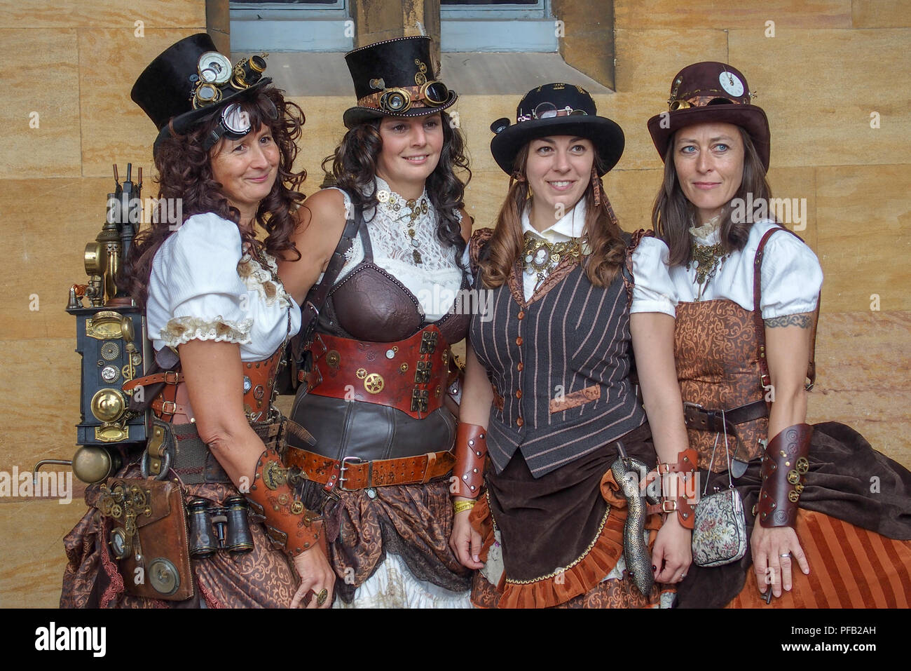 Gruppe von Frauen in Tracht am Steampunk Festival in Lincoln GROSSBRITANNIEN Stockfoto
