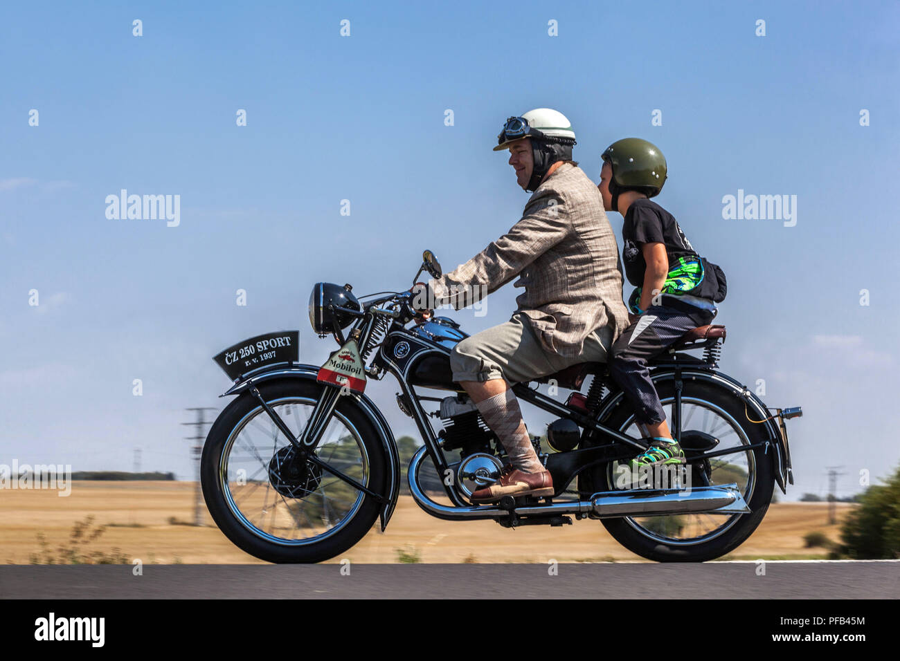 Tschechischer Mann in einem historischen Kostüm auf einem Motorrad, CZ 250 Sport, 1937, Tschechische Republik Stockfoto