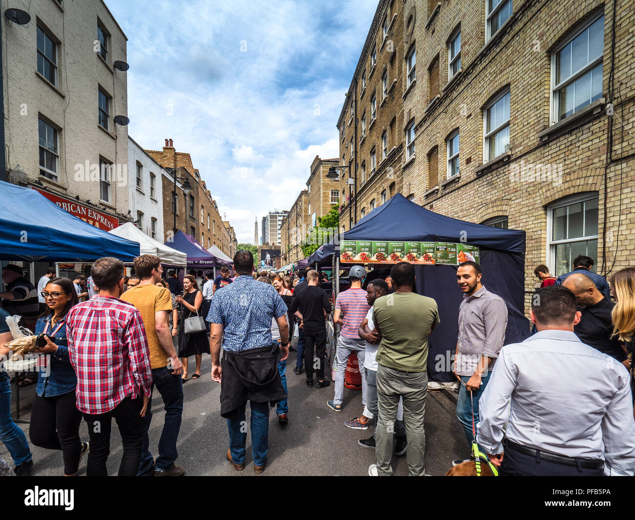 Die London Street Food Market Whitecross Street - Stadt Arbeiter kaufen Mittagessen in der Food Stände auf Whitecross Street in der Nähe des Barbican London Stockfoto