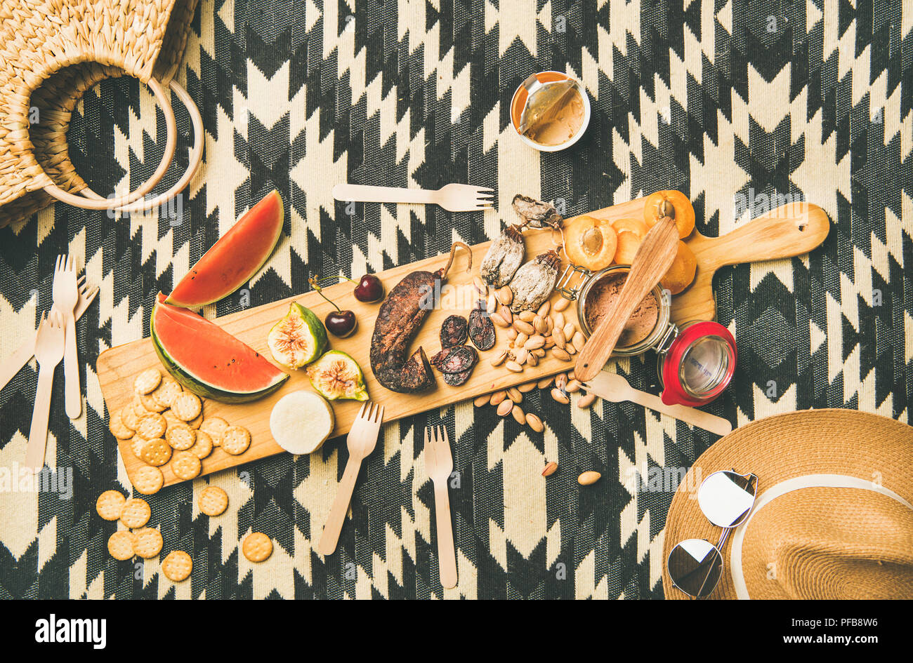 Picknick Konzept mit Wurst, Obst, Nüsse, Käse und Pastete Stockfoto