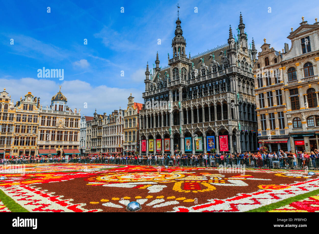 Brüssel, Belgien - 16. August 2018: Maison du Roi und Grand Place während Blütenteppich Festival. Stockfoto