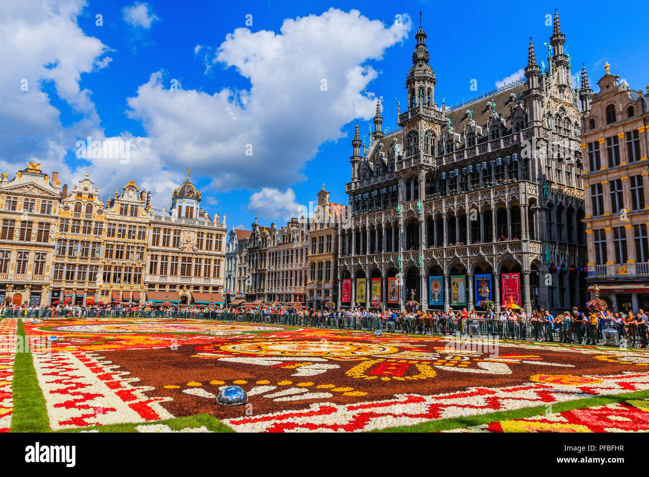 Brüssel, Belgien - 16. August 2018: Grand Place an einem sonnigen Tag während Blütenteppich Festival. Stockfoto