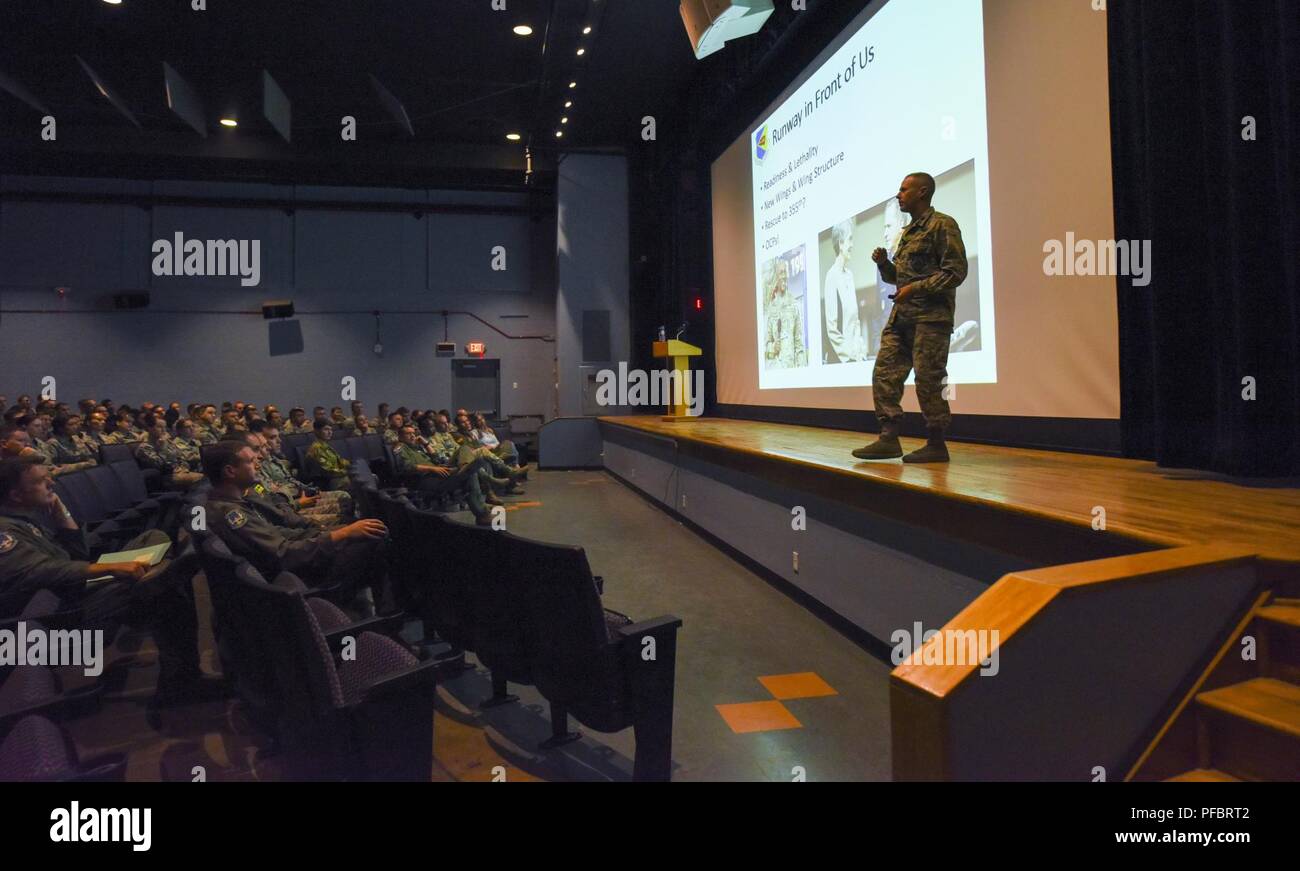 Oberst Scott Campbell, 355 Fighter Wing Commander, Hosts seine abschließende alle Call in Davis-Monthan Air Force Base, Ariz., 1. Juni 2018. Campbell diskutiert die Erfolge der Base und seine Flieger bei seinem Befehl, wo sieht er die Luftwaffe in die Zukunft zu gehen, was er als D-M's Commander gelernt hat und Fragen aus der Flieger in die Teilnahme beantwortet. Stockfoto