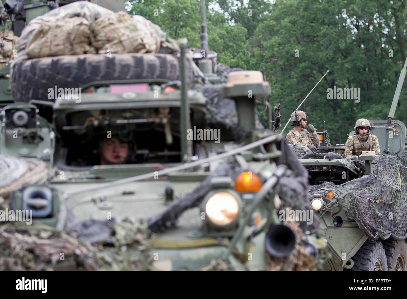 Eine 2D-Cavalry Regiment Stryker crew Warteschlangen für Munition Verteilung während einer Schulungsveranstaltung während der Übung U.S. Army Europe Sabre Streik 18, Powidz, Polen, Juni 1. Dies ist das erste vollständige Bekämpfung Last und Verteilung von Munition in Europa mit über 40.000 Pfund netto explosive Stockfoto